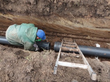 Laying 250mm PVC pipe 2 v2