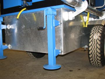 Rear levelling jacks